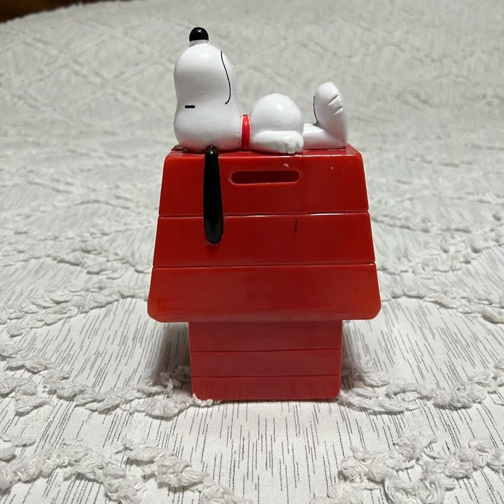 Vintage 1966 Peanuts Snoopy Plastic Coin Bank